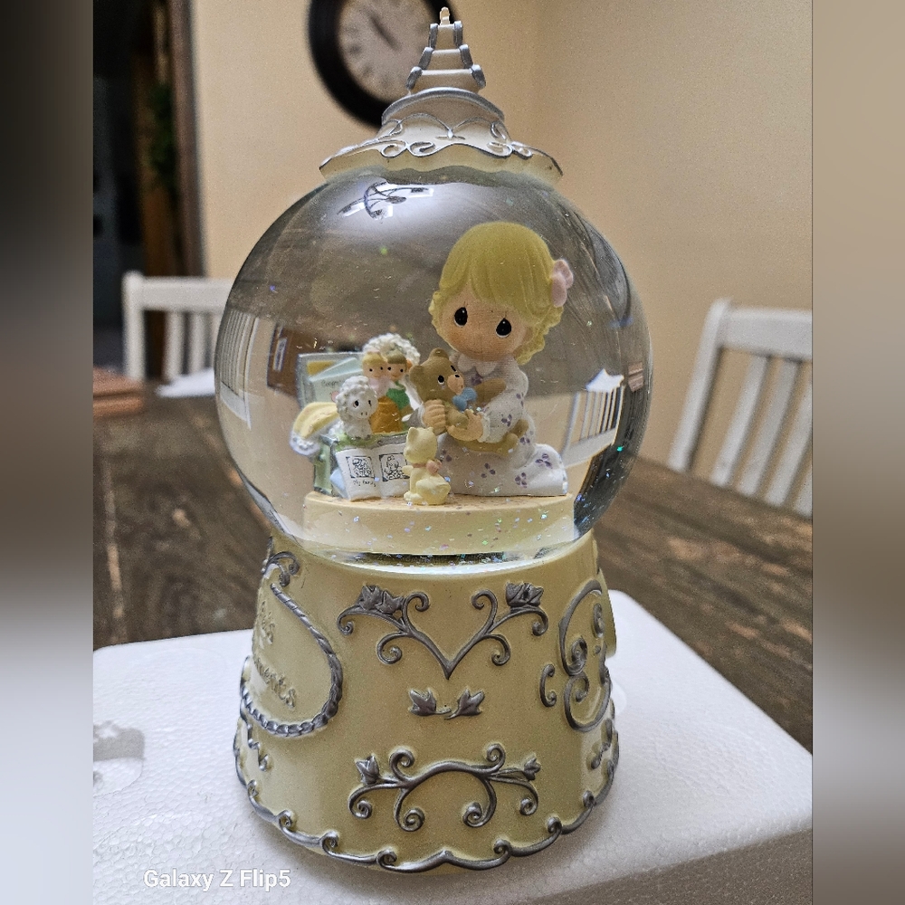 Precious Moments' 25th anniversary musical Snowglobe "Gold and Silver Waltz"